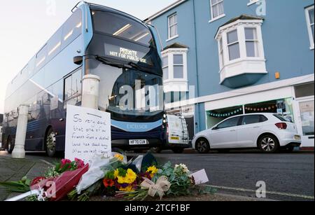Die Blumen werden am Eingang des Portlandhafens in Dorset nach dem Tod eines Asylsuchenden an Bord des Bibby Stockholm Beherbergungskahns hinterlassen. Die Polizei wurde zu Berichten über einen „plötzlichen Tod“ eines Mannes gerufen, der früh am Dienstagmorgen auf dem riesigen Schiff lebte. Bilddatum: Dienstag, 12. Dezember 2023. Stockfoto