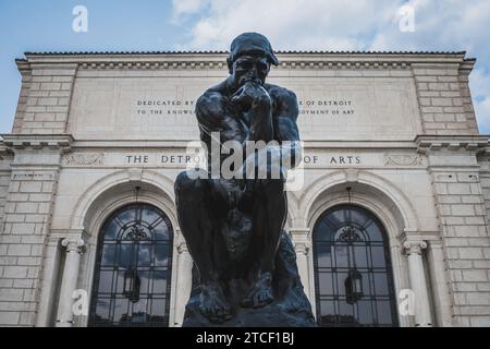 Detroit, Michigan, 22. Mai 2023: The Thinker von Auguste Rodin, modelliert und gegossen 1903, am Eingang des Detroit Institute of Arts. Stockfoto