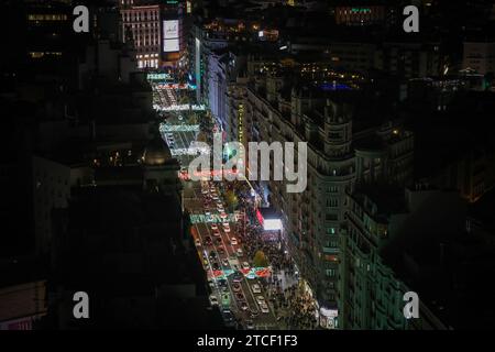 Madrid, Spanien. Dezember 2023. Allgemeine Ansicht der Weihnachtsbeleuchtung auf der Gran Via in Madrid. (Credit Image: © David Canales/SOPA Images via ZUMA Press Wire) NUR REDAKTIONELLE VERWENDUNG! Nicht für kommerzielle ZWECKE! Stockfoto