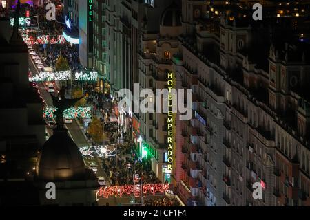 Madrid, Spanien. Dezember 2023. Allgemeine Ansicht der Weihnachtsbeleuchtung auf der Gran Via in Madrid. (Credit Image: © David Canales/SOPA Images via ZUMA Press Wire) NUR REDAKTIONELLE VERWENDUNG! Nicht für kommerzielle ZWECKE! Stockfoto