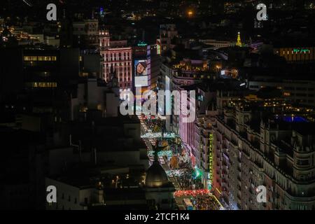 Madrid, Spanien. Dezember 2023. Allgemeine Ansicht der Weihnachtsbeleuchtung auf der Gran Via in Madrid. (Credit Image: © David Canales/SOPA Images via ZUMA Press Wire) NUR REDAKTIONELLE VERWENDUNG! Nicht für kommerzielle ZWECKE! Stockfoto