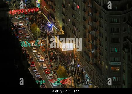 Madrid, Spanien. Dezember 2023. Allgemeine Ansicht der Weihnachtsbeleuchtung auf der Gran Via in Madrid. (Credit Image: © David Canales/SOPA Images via ZUMA Press Wire) NUR REDAKTIONELLE VERWENDUNG! Nicht für kommerzielle ZWECKE! Stockfoto