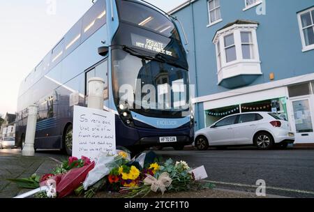 Die Blumen werden am Eingang des Portlandhafens in Dorset nach dem Tod eines Asylsuchenden an Bord des Bibby Stockholm Beherbergungskahns hinterlassen. Die Polizei wurde zu Berichten über einen „plötzlichen Tod“ eines Mannes gerufen, der früh am Dienstagmorgen auf dem riesigen Schiff lebte. Bilddatum: Dienstag, 12. Dezember 2023. Stockfoto