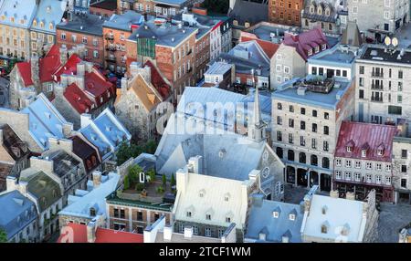 Die historische Stadt der Altstadt von Quebec, wie von diesem Luftbild aus gesehen, von den vielen bunten Dächern und der französischen Architektur in New Brunswick Kanada. Stockfoto