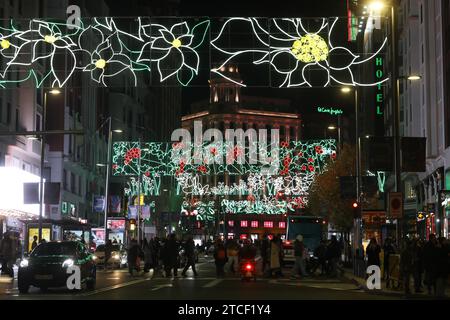 Madrid, Spanien. Dezember 2023. Allgemeiner Blick auf die Weihnachtsbeleuchtung auf der Gran Via in Madrid in der Nähe der Plaza de Callao. (Credit Image: © David Canales/SOPA Images via ZUMA Press Wire) NUR REDAKTIONELLE VERWENDUNG! Nicht für kommerzielle ZWECKE! Stockfoto