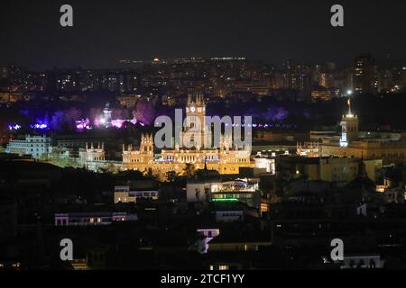 Madrid, Spanien. Dezember 2023. Allgemeiner Blick auf den Cibeles-Palast, beleuchtet mit Weihnachtslichtern in Madrid. (Credit Image: © David Canales/SOPA Images via ZUMA Press Wire) NUR REDAKTIONELLE VERWENDUNG! Nicht für kommerzielle ZWECKE! Stockfoto