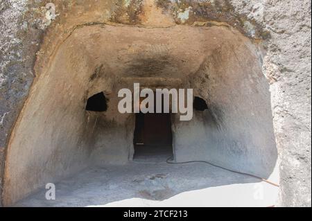 23. Juni 2023: Die etwa 3500 Jahre alte neolithische Nekropole Domus de Janas von Sant'Andrea Priu in Bonorva in der Provinz Sassari in Sardin Stockfoto