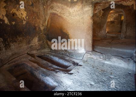 23. Juni 2023: Die etwa 3500 Jahre alte neolithische Nekropole Domus de Janas von Sant'Andrea Priu in Bonorva in der Provinz Sassari in Sardin Stockfoto