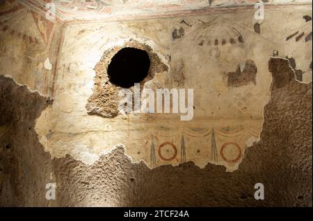 23. Juni 2023: Die etwa 3500 Jahre alte neolithische Nekropole Domus de Janas von Sant'Andrea Priu in Bonorva in der Provinz Sassari in Sardin Stockfoto