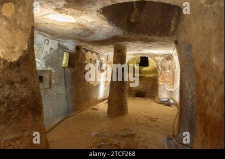 23. Juni 2023: Die etwa 3500 Jahre alte neolithische Nekropole Domus de Janas von Sant'Andrea Priu in Bonorva in der Provinz Sassari in Sardin Stockfoto