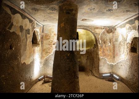 23. Juni 2023: Die etwa 3500 Jahre alte neolithische Nekropole Domus de Janas von Sant'Andrea Priu in Bonorva in der Provinz Sassari in Sardin Stockfoto