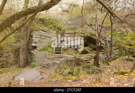Granitfelsen des Bukski Canyon im Herbst. Malerische Landschaft und schöner Ort des ukrainischen Tourismus Stockfoto