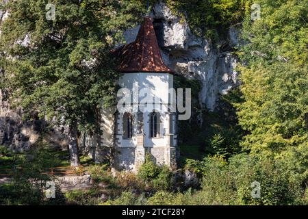 Alte Wallfahrtskirche St. Wendel am Stein direkt am Berg mit Bäumen im Sommer Stockfoto