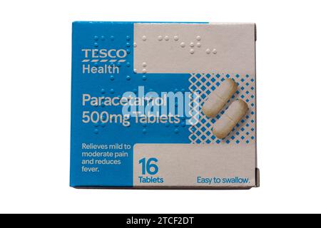 Packung Tesco Health Paracetamol 500 mg Tabletten isoliert auf weißem Hintergrund 16 Tabletten lindern leichte bis mittelschwere Schmerzen und reduzieren Fieber Stockfoto