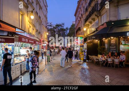 Paris, Frankreich - 8. Oktober 2023 : Blick auf Bars und Street-Food-Stände im beliebten Chatelet-Viertel in Paris Frankreich Stockfoto