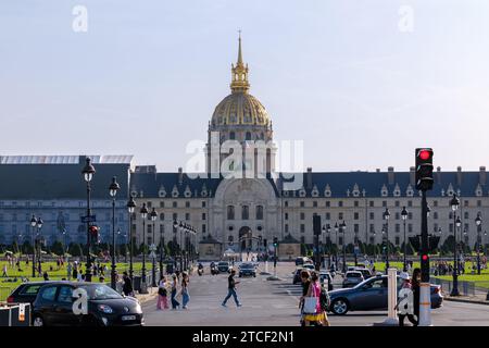Paris, Frankreich - 8. Oktober 2023 : die Avenue Marechal Galieni führt zum Hotel des Invalides, dem Militärmuseum von Paris Frankreich Stockfoto