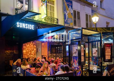 Paris, Frankreich - 8. Oktober 2023 : Blick auf die Menschen, die in einer berühmten Jazzbar im beliebten Viertel Chatelet in Paris, Frankreich, Drinks genießen Stockfoto