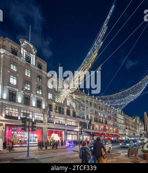 London, Großbritannien. Dezember 2023. Ein geschäftiger Abend im Zentrum von London mit Tausenden von Besuchern der beeindruckenden Weihnachtsdekoration in der Regent Street. Kredit: Malcolm Park/Alamy Stockfoto