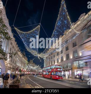 London, Großbritannien. Dezember 2023. Ein geschäftiger Abend im Zentrum von London mit Tausenden von Besuchern der beeindruckenden Weihnachtsdekoration in der Regent Street. Kredit: Malcolm Park/Alamy Stockfoto