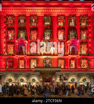 London, Großbritannien. Dezember 2023. Ein geschäftiger Abend im Zentrum von London, an dem Tausende die beeindruckende Weihnachtsdekoration in Piccadilly bewundern. Die Fassade des luxuriösen Kaufhauses Fortnum & Mason wird während der Weihnachtszeit zu einem riesigen Adventskalender. Kredit: Malcolm Park/Alamy Stockfoto