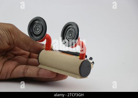 Mini-bluetooth-Lautsprecher mit 3D-Drucktechnologie in der Hand auf weißem Hintergrund. Spezielle kabellose Mini-Lautsprecher zur Musikwiedergabe Stockfoto