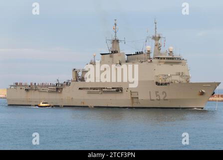 Das amphibische Sturmschiff Castilla (L-52) verlässt den Hafen von Barcelona. Dezember 2023. Stockfoto