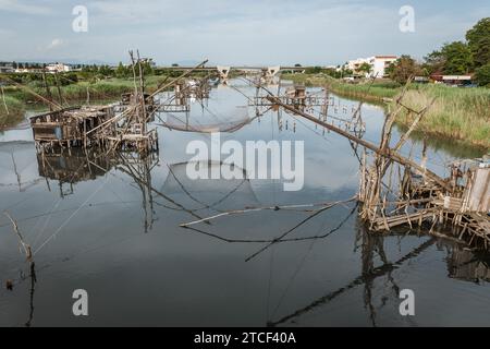 Fischernetze auf Stelzen über dem Wasser in Port Milena, Ulcinj in Montenegro. Stockfoto