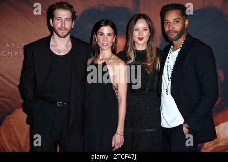 Chris Fulton, Aylin Tezel, Alexandra Dowling und Samuel Anderson besuchen die Berliner Premiere „Falling Into Place“ – 28.11.23 Astor Film Lounge Stockfoto