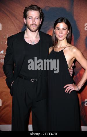 Chris Fulton und Aylin Tezel besuchen die Berliner Premiere „Falling Into Place“ - 28.11.23 Astor Film Lounge Stockfoto