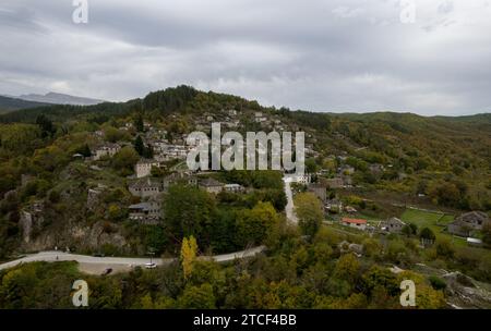 Drohnenlandschaft der traditionellen Stadt Kippoi in, Epirus, Ioannina Region Griechenland Stockfoto