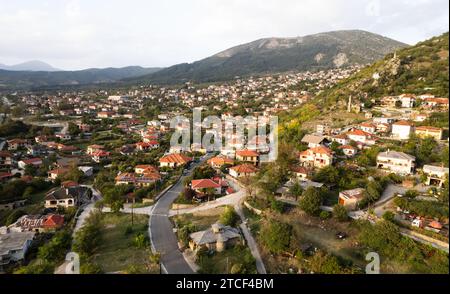 Drohnenlandschaft der traditionellen Stadt Konitsa in, Epirus, Ioannina Region Griechenland. Stockfoto