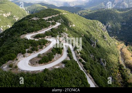 Die kurvige Papingo-Straße im Vikos-Nationalpark, Epirus, Griechenland Stockfoto