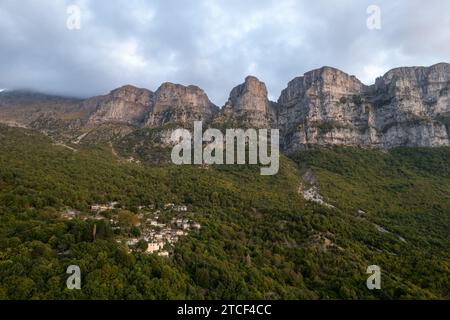 Drohnenlandschaft mikro Papingo Dorf, Zagorochoria Gegend, Epirus, Ioannina Griechenland. Astraka Turm felsige Klippen über dem Dorf bei Sonnenuntergang Stockfoto