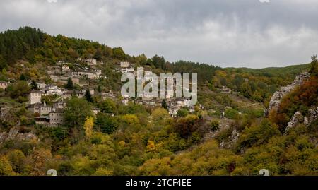 Landschaft des traditionellen Dorfes kipoi Epirus, Provinz Ioannina Griechenland. Stockfoto