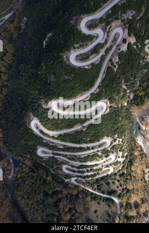 Die kurvige Papingo-Straße im Vikos-Nationalpark, Epirus, Griechenland Stockfoto