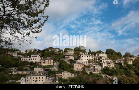 Traditionelles Dorf Vitsa in Zentral-Zagori, Epirus-Region, in der Region Ioannina in Griechenland. Stockfoto