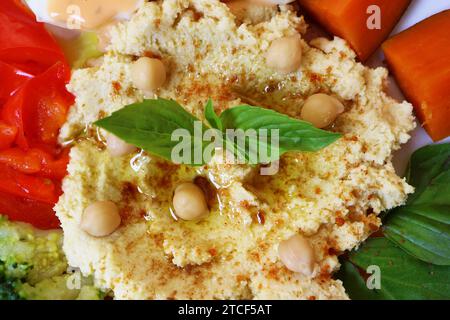 Nahaufnahme des köstlichen frisch zubereiteten Hummus Stockfoto