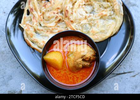Köstliches scharfes indisches Hühnercurry mit Roti-Fladenbrot Stockfoto