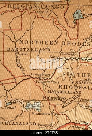 Eine alte/antike geographische Karte Afrikas in Sepia, die Nord- und Südrhodesien zeigt. Stockfoto