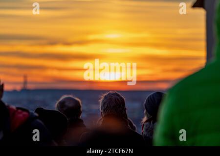 Touristen genießen den Sonnenuntergang über Nürnberg über die Aussichtsplattform auf der Nürnberger Kaiserburg. *** Touristen genießen den Sonnenuntergang über Nürnberg von der Aussichtsplattform auf der Nürnberger Kaiserburg 20230107-6V2A0658 Stockfoto