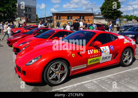 Liepaja, Lettland, 20. Juli 2023: Europäische Ferrari-Autobesitzer-Veranstaltung und öffentliche Automobilausstellung, Ferrari 599 Stockfoto