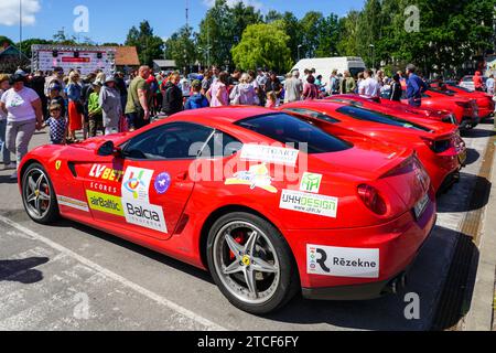 Liepaja, Lettland, 20. Juli 2023: Europäische Ferrari-Autobesitzer-Veranstaltung und öffentliche Automobilausstellung, Ferrari 599 Stockfoto