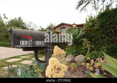Ein Briefkasten vor einem Haus. Stockfoto