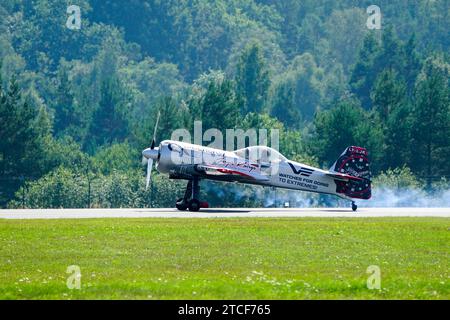 Liepaja, Lettland - 06. August 2023 - Luftfahrzeugpilot Jurgis Kairys in einem Flugzeug auf der Landebahn Stockfoto