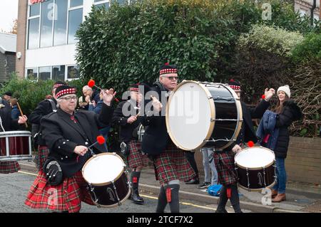 Sunninghill, Großbritannien. November 2023. Es war heute ein geschäftiger Tag auf der Sunninghill Christmas Street Fair in Sunninghill High Street, Ascot, Berkshire. Eine Parade fand statt, darunter die Hampshire Caledonian Pipe Band, lokale Pfadfinder und Guides sowie Schauspieler aus dem lokalen Panto. Dies war die erste Weihnachtsmesse in Sunninghill seit der COVID-19-Pandemie. Kredit: Maureen McLean/Alamy Stockfoto