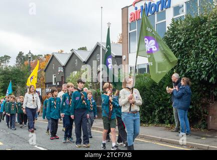 Sunninghill, Großbritannien. November 2023. Es war heute ein geschäftiger Tag auf der Sunninghill Christmas Street Fair in Sunninghill High Street, Ascot, Berkshire. Eine Parade fand statt, darunter die Hampshire Caledonian Pipe Band, lokale Pfadfinder und Guides sowie Schauspieler aus dem lokalen Panto. Dies war die erste Weihnachtsmesse in Sunninghill seit der COVID-19-Pandemie. Kredit: Maureen McLean/Alamy Stockfoto