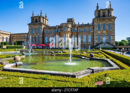 Westfassade des Blenheim Palace von der Water Terrace in Woodstock, Oxfordshire, England, Großbritannien Stockfoto