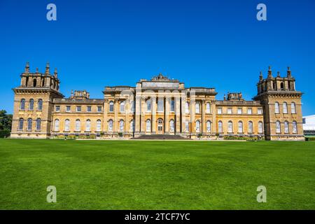Blick auf die Südfassade des Blenheim Palace vom South Lawn in Woodstock, Oxfordshire, England, Großbritannien Stockfoto