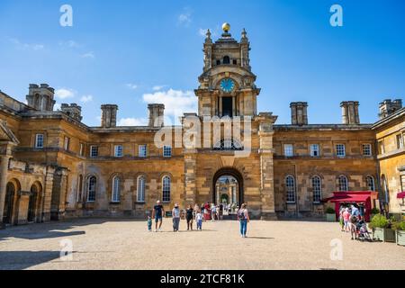 Blick auf den East Courtyard, mit Uhrenturm und Bogengang, der zum Great Court of Blenheim Palace führt, in Woodstock, Oxfordshire, England, Großbritannien Stockfoto