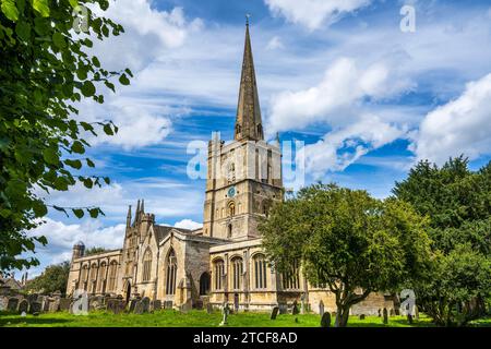 Außenansicht der Church of St John the Baptist an der Church Street in Burford, Oxfordshire, England, Großbritannien Stockfoto